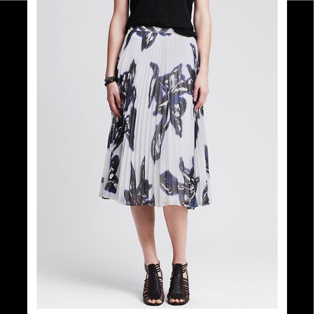 🆕 NWT Pleated Floral Midi Skirt